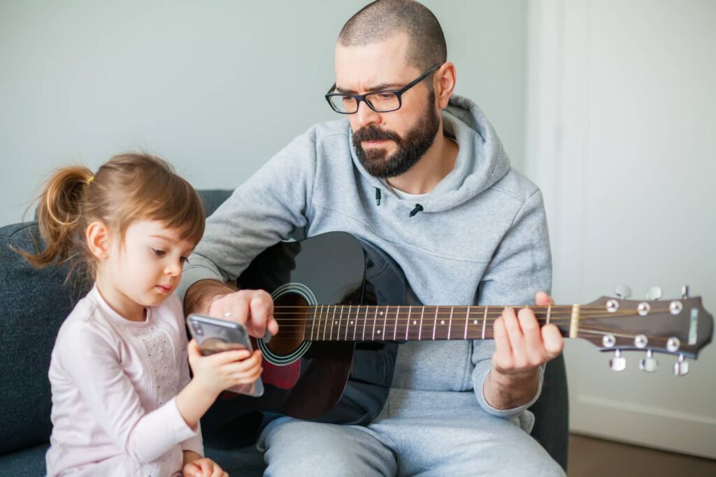padre con guitara hija